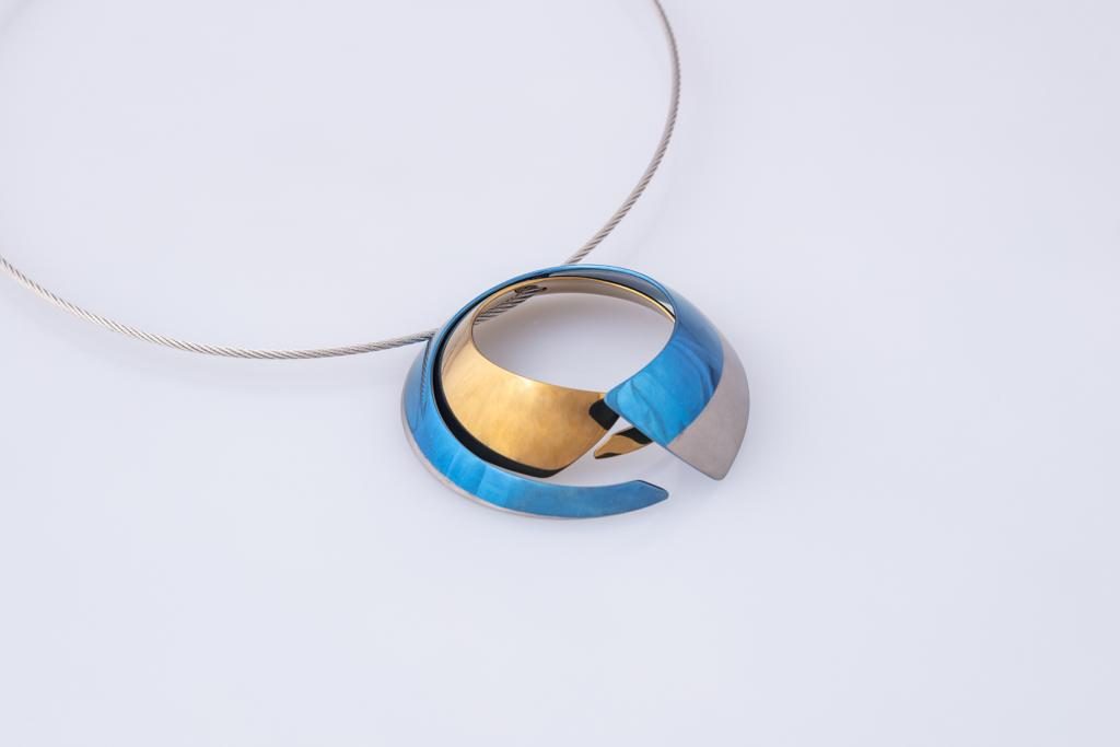Collar de titanio. Autor: Jorge Gil. Collar de titanio. Autor: Jorge Gil.