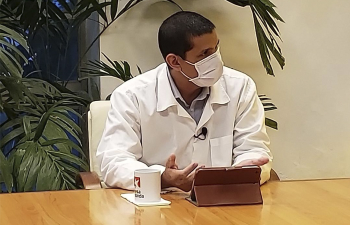 Abel Bajuelos Rizo en Mesa Redonda junto al Ministro de Industrias, el Gobernador de Villa Clara y el Director General del Centro de Neurociencias.