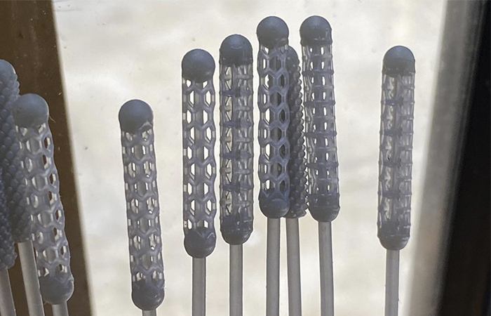 Hisopos para las pruebas PCR, garantizan que se recoja el material genético viral con el menor contacto posible con la superficie.