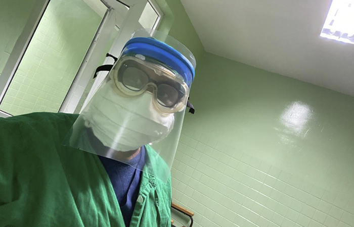 Personal de salud con los protectores faciales fabricados por el grupo.