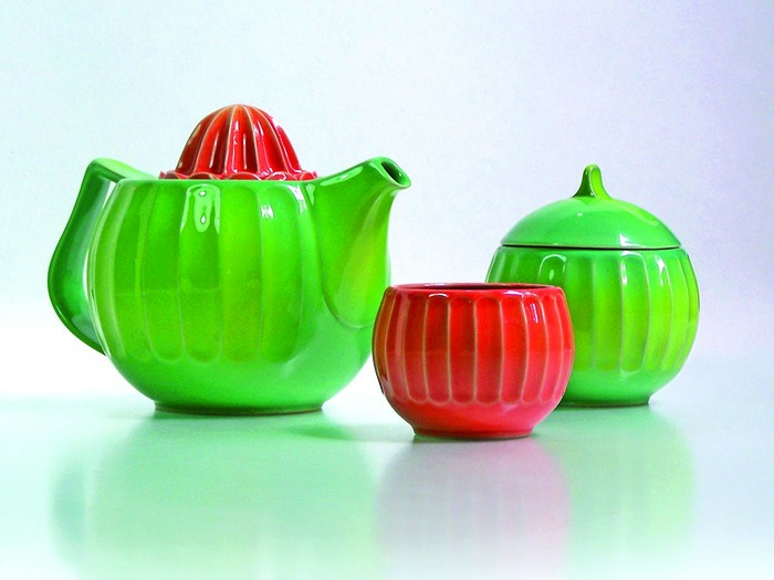 El conjunto cerámico Trópico, del diseñador Luis Ramírez, con formas y colores agradables, defiende la belleza y versatilidad de los productos de uso cotidiano. Su cerámica esmaltada está apta para contener tanto té como jugos cítricos, sin afectar el ph del contenido. En la misma jarra se acopla el exprimidor que, invertido, funciona como tapa.