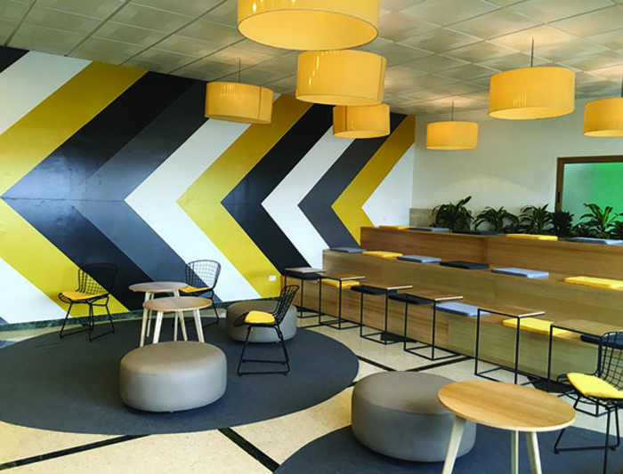 El aula de estudio de la Empresa de Mármoles Cubanos, Roca real es una propuesta del grupo de proyectos Proporciones y se trabajó con el objetivo de darle un enfoque contemporáneo y hospitalario al tradicional espacio de la sala de conferencias. El mobiliario cómodo y la ambientación más desenfadada propician el desempeño óptimo de las actividades en el espacio.