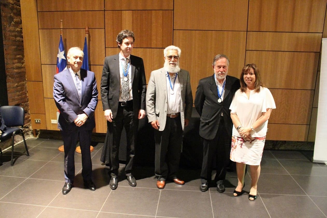 La Facultad de Arquitectura y Urbanismo de la Universidad de Chile le otorgó a Hugo en el año 2018 su más alta distinción: la medalla Arquitecto Claude Francois Brunet de Baines.