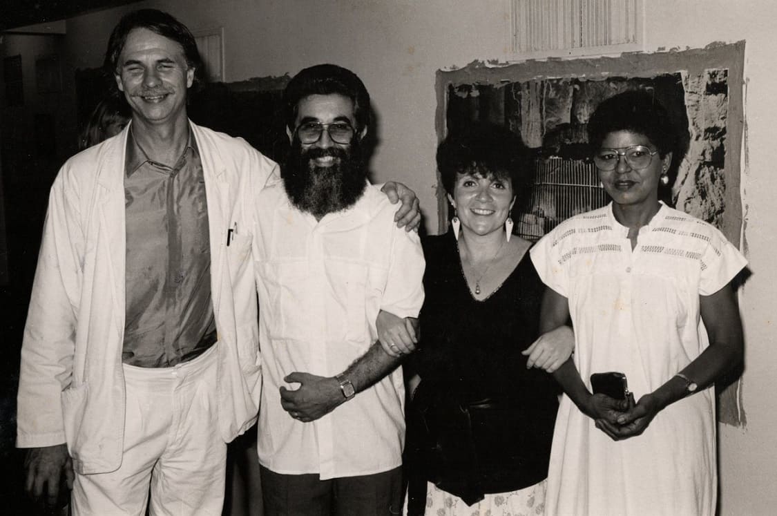 Inauguración de una exposición de artistas canadienses en la Galería Latinoamericana. En la foto, de izquierda a derecha, Greg Curnoe (expositor), Hugo Rivera, Fern Helfand (expositora) y Lesbia Vent Dumois.